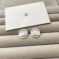 Chanel 白蝶貝黑色Chanel paris字樣鈕扣耳環
