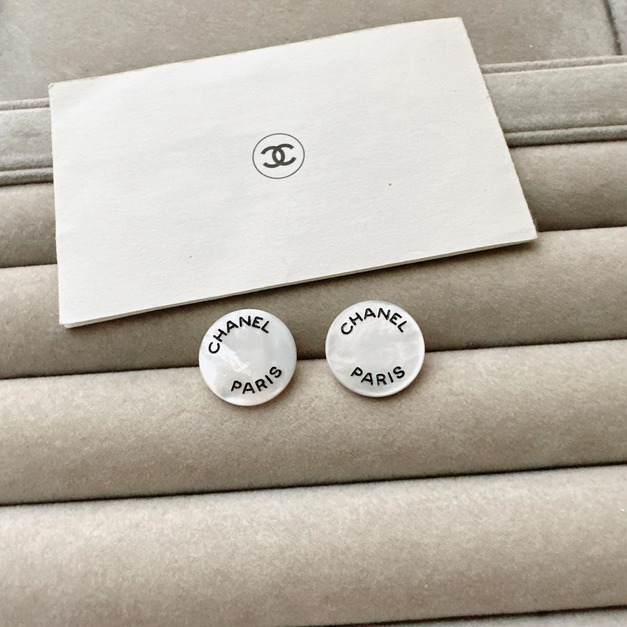 Chanel 白蝶貝黑色Chanel paris字樣鈕扣耳環