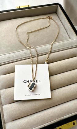 CHANEL 淡金色黑釉CC LOGO 珍珠輪胎超Q車墜飾 客訂項鍊