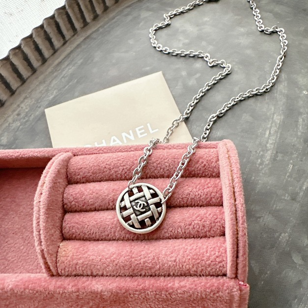 仿舊銀鏤空CC LOGO鈕扣項鍊