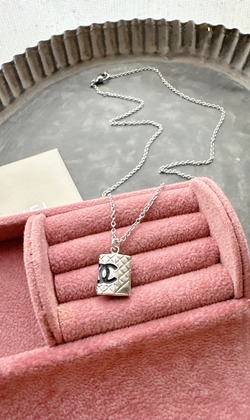 銀底黑CC Logo小長方墜項鍊