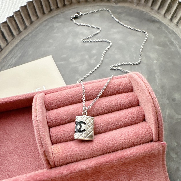 銀底黑CC Logo小長方墜項鍊
