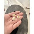 白蝶貝金色CC LOGO鈕扣耳環_5