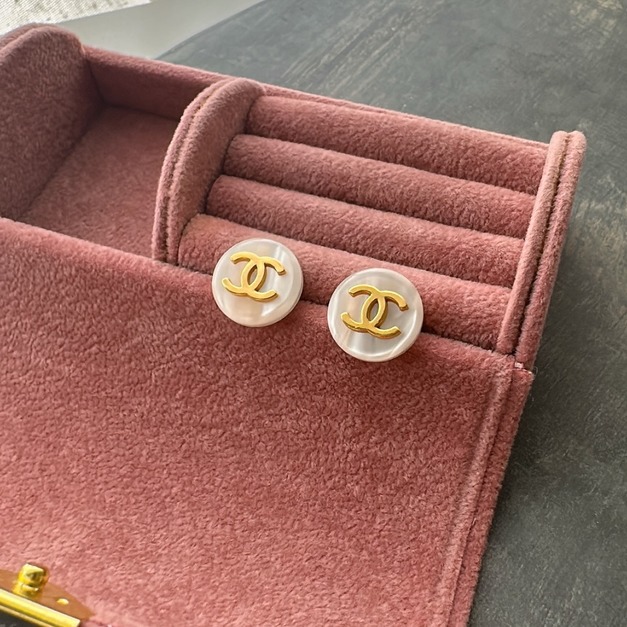 白蝶貝金色CC LOGO鈕扣耳環 (耳夾)