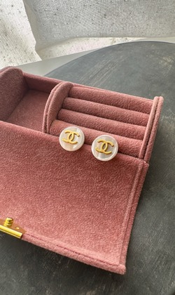 白蝶貝金色CC LOGO鈕扣耳環