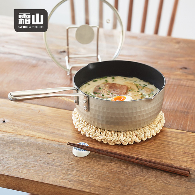 【日本霜山】鋁製槌目紋不沾雪平鍋(附耐熱玻璃蓋)-18cm