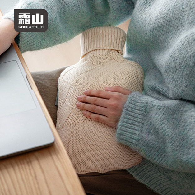 【日本霜山】注水式保溫暖手熱水袋/冷熱敷袋(附針織毛絨套)-1.8L