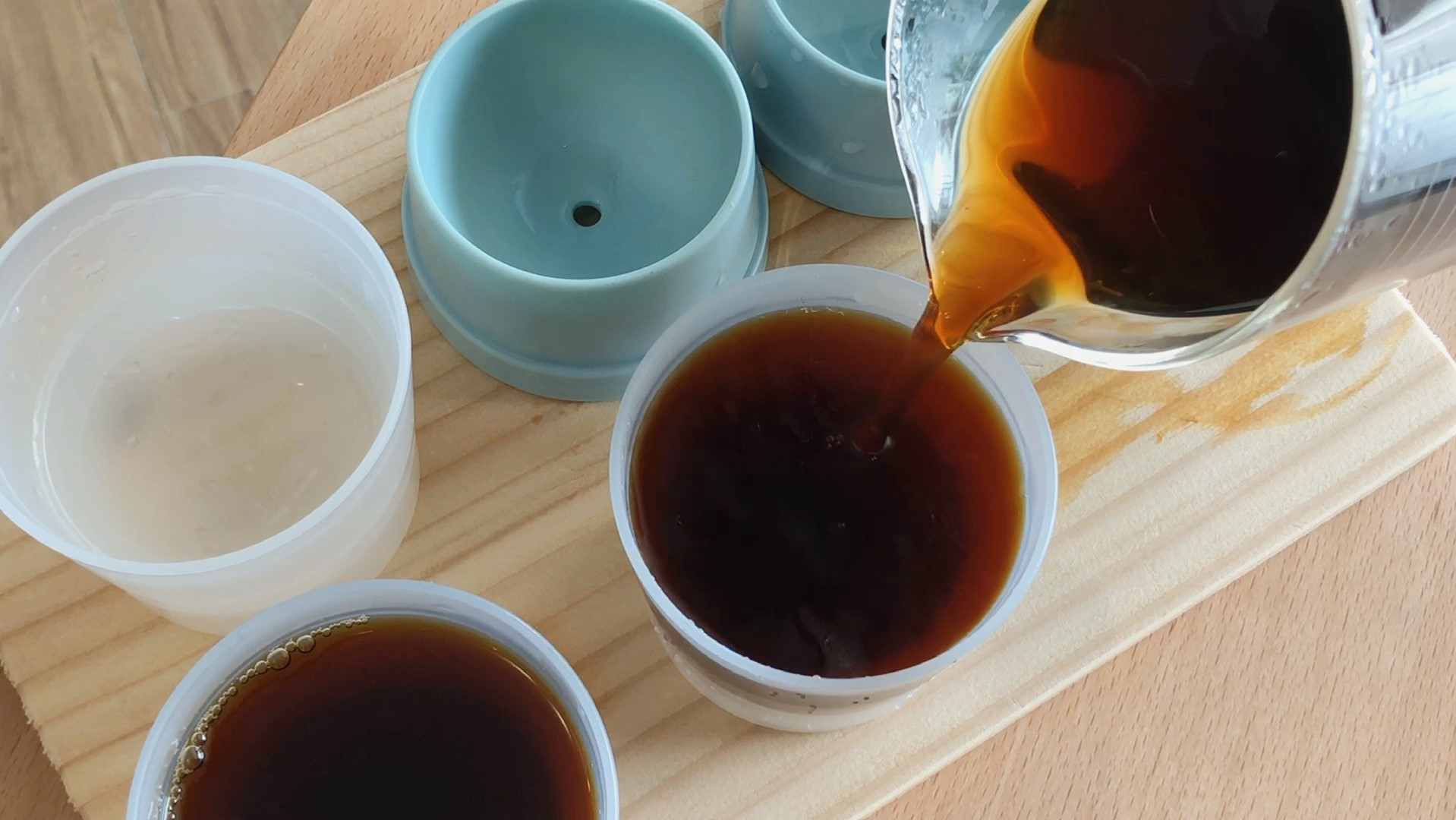 將咖啡倒入製冰球盒中