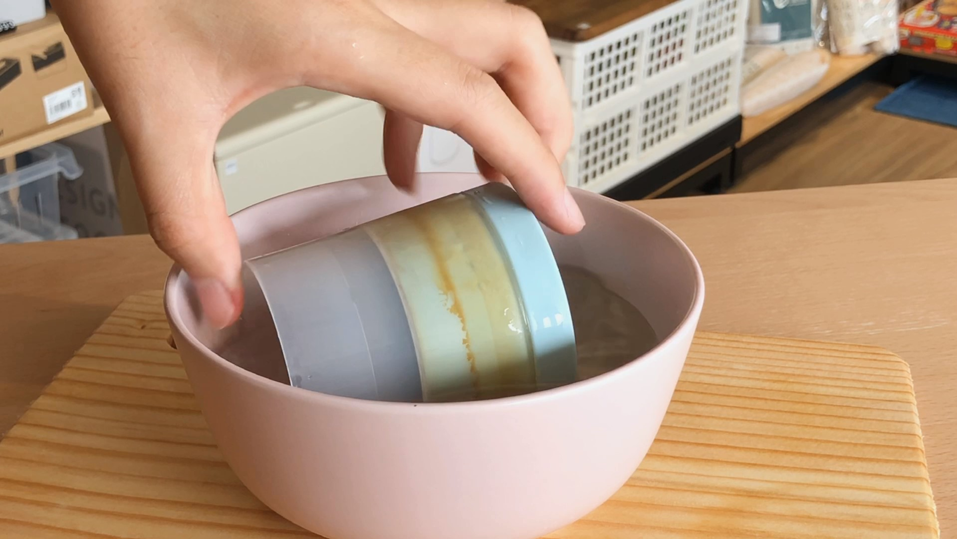 冷凍後的製冰球放入常溫水中稍加融化