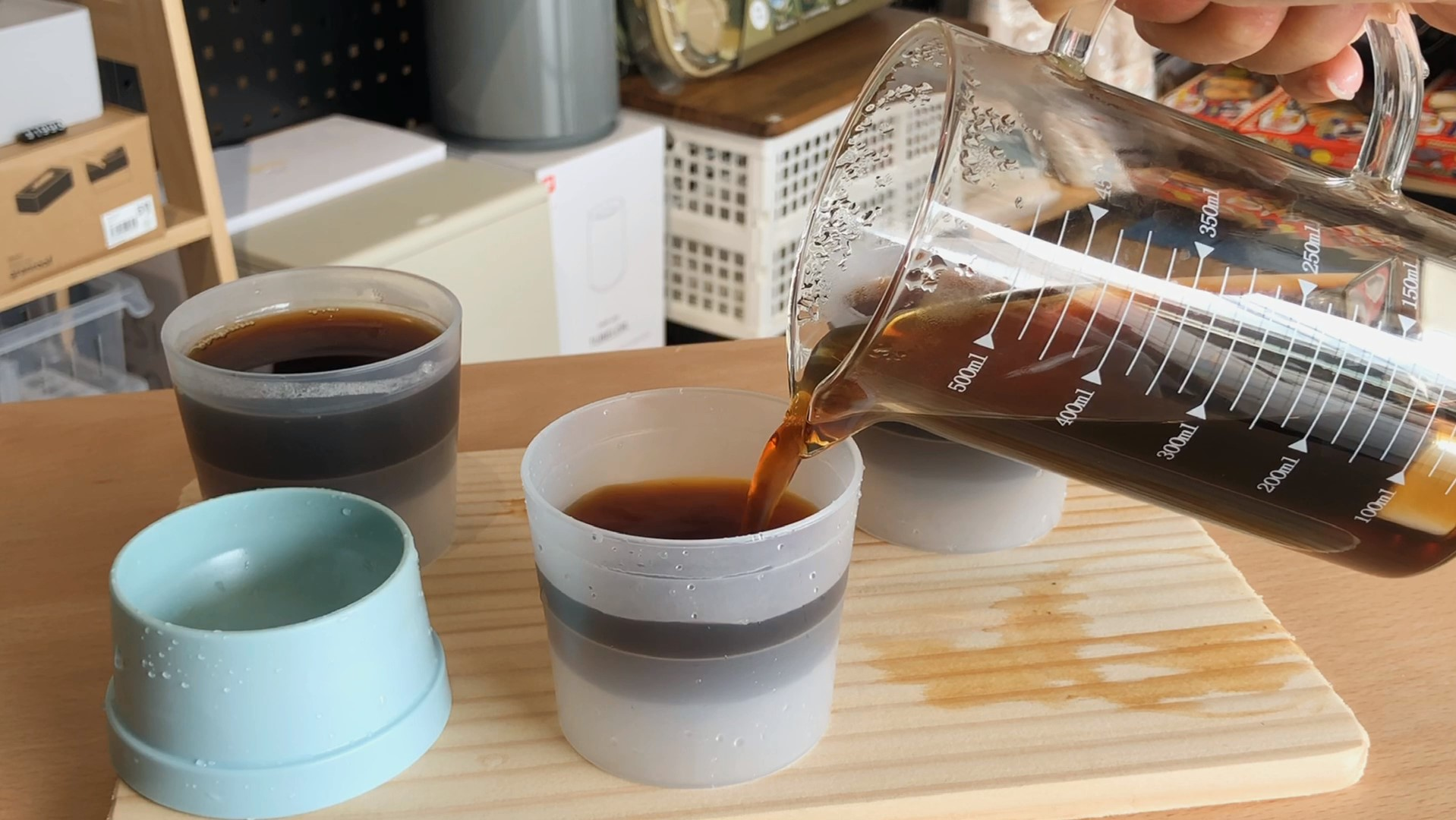 將咖啡倒入製冰球盒中