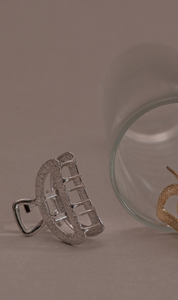 與愛相伴。造型鯊魚夾 (單入)