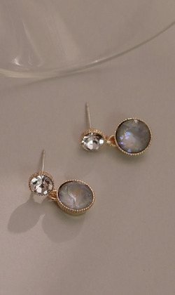 一半的自己。垂式耳環 (可改夾式耳環)