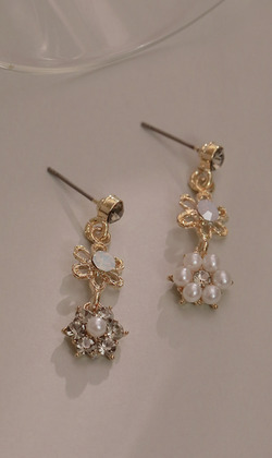 無名的花。垂式耳環 (可改夾式耳環)