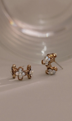 仰望陽光。貼耳耳環