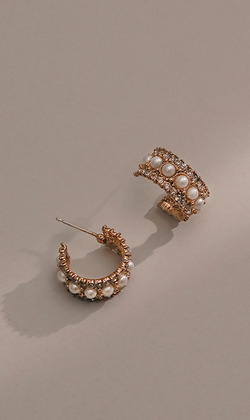 漫長的餘韻。垂式耳環