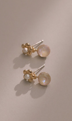 雪花覆蓋。貼耳耳環