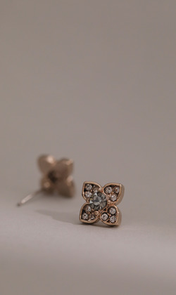 錦緞。貼耳耳環(可改夾式耳環)