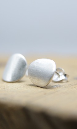 免費改夾式【圓牌簡約耳針-凸面】純銀耳環 / 不對稱耳環 / Sterling Silver Earrings / Circle Earrings / Raised