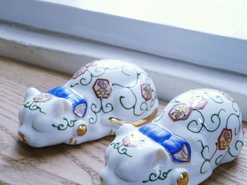 青花金彩眠福貓一對