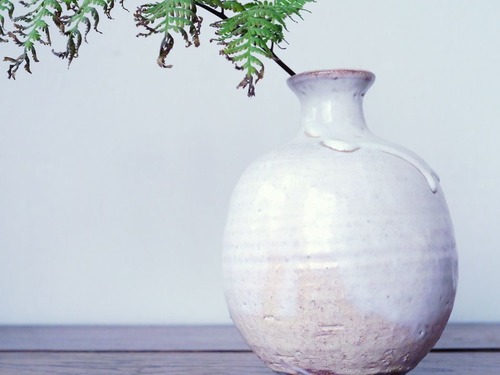 流釉乳白陶花瓶