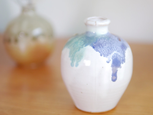 自然流釉小花器 白底藍綠紫