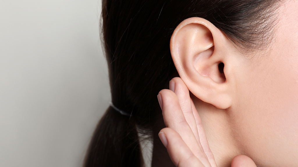 試用保養品塗抹於耳後