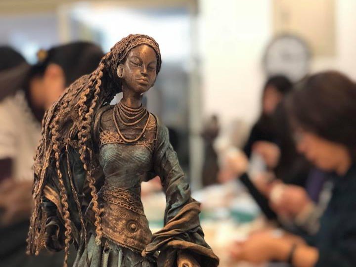 Powertex 課堂上學員創作中,前景為紡織品人物雕塑