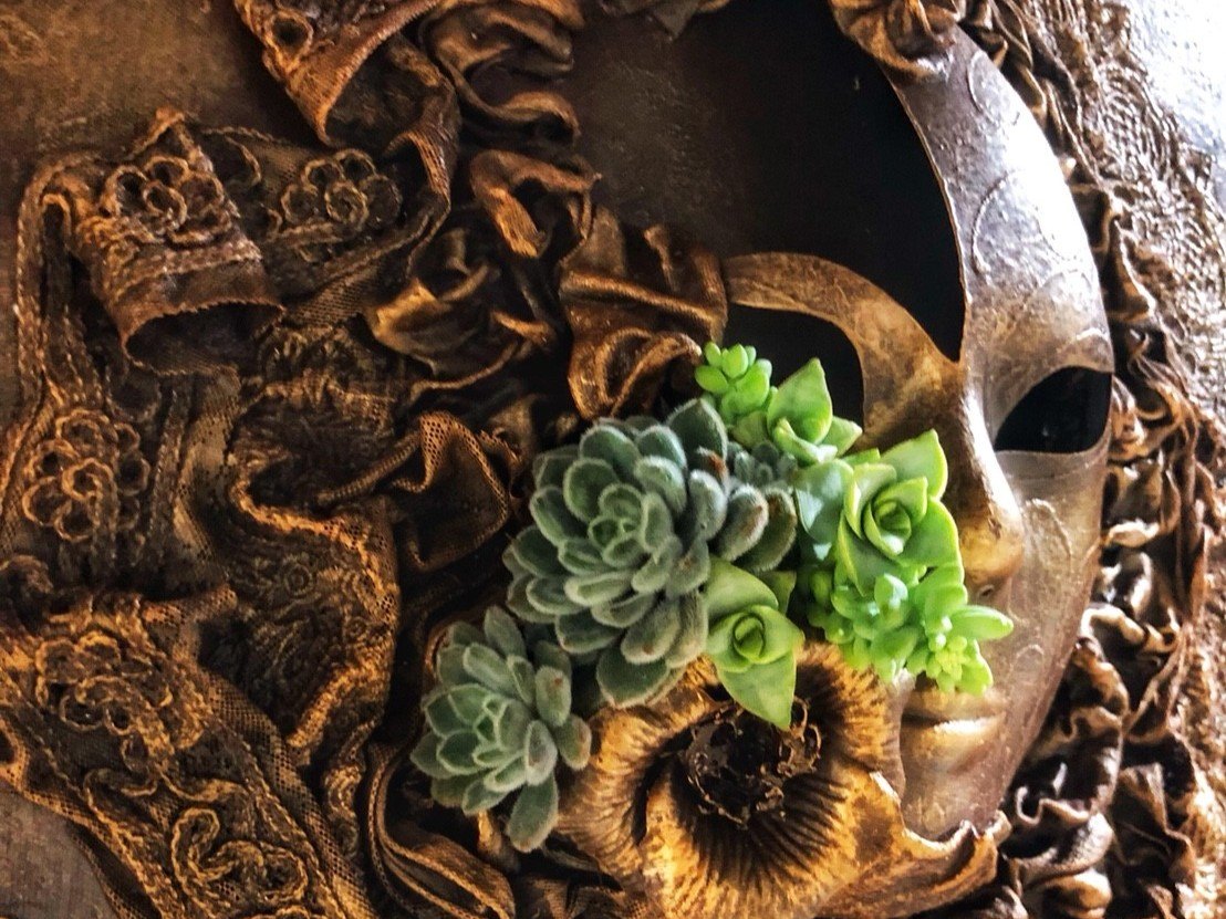 金色面具結合多肉植物的紡織品雕塑作品
