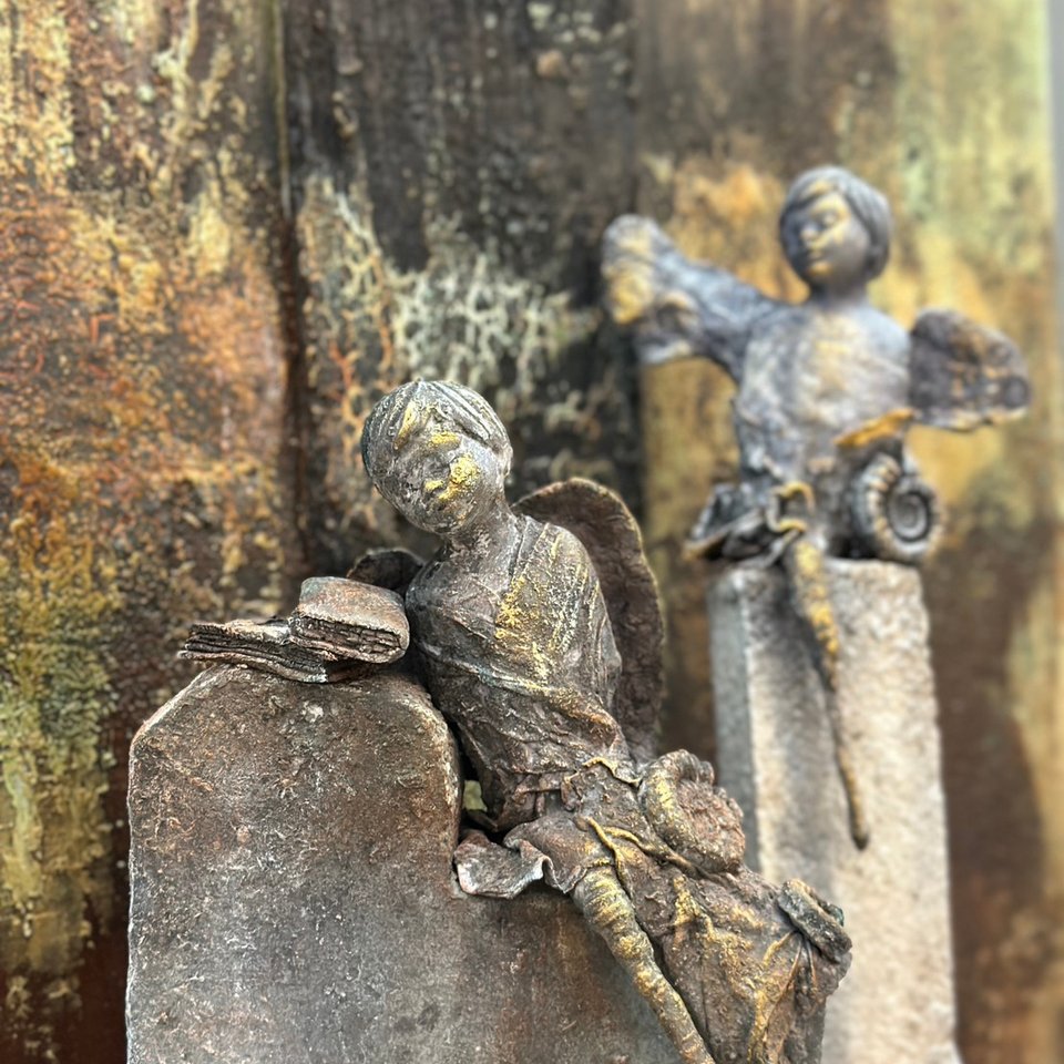 仿石雕塑：天使與菊石化石石柱