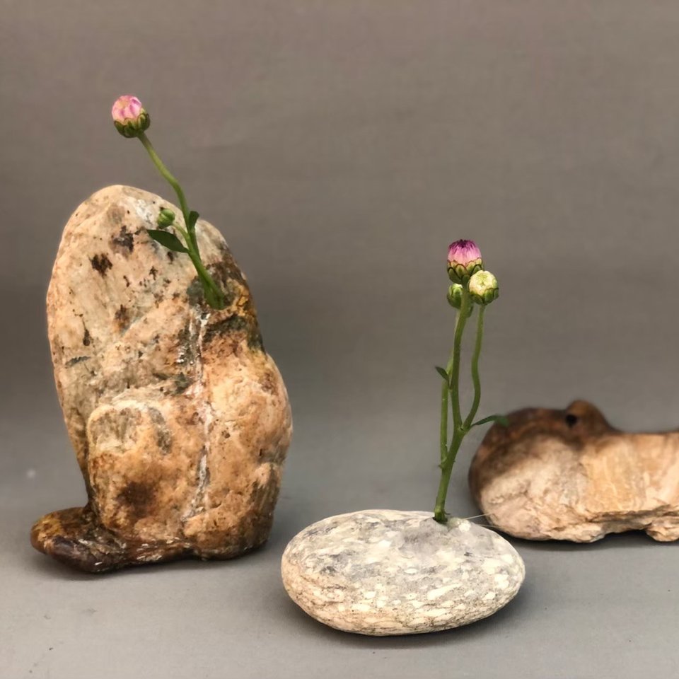 仿石雕塑：插上花草的石頭花器