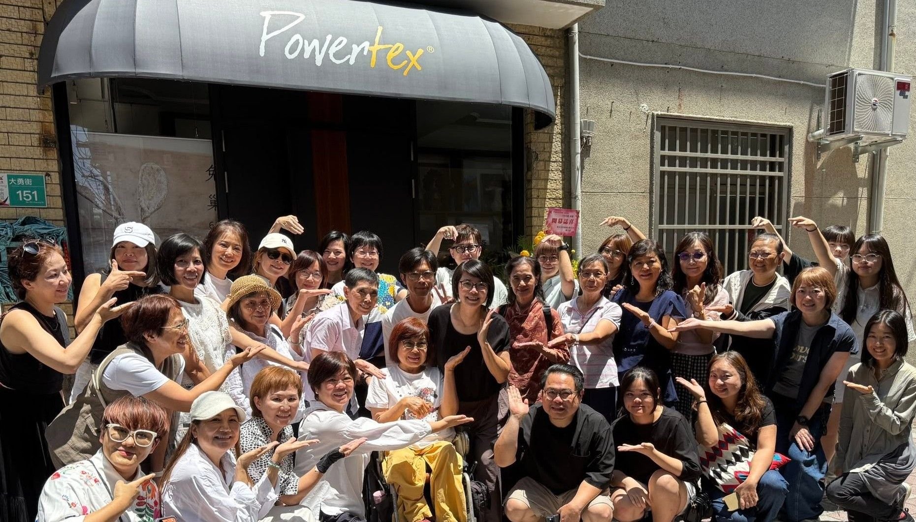 Powertex 台南大勇街教室門口學員大合照