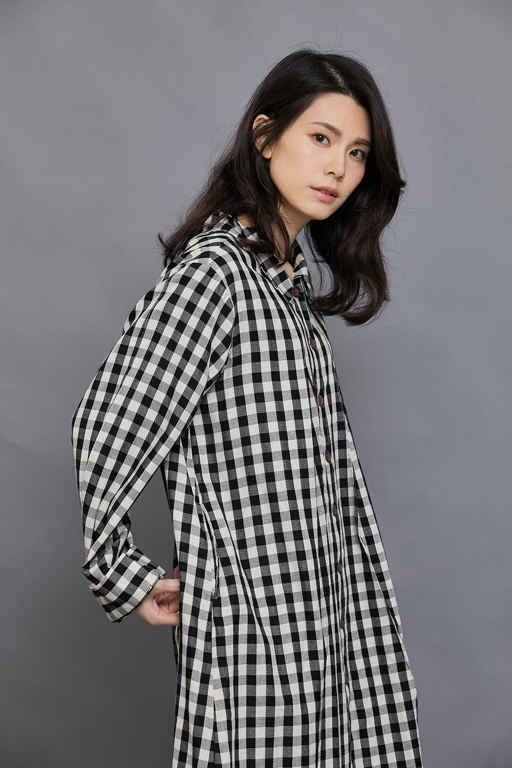 三角摺长袖衬衫洋装_黑白印象_公平贸易 | 茧裹子twine