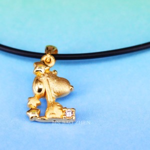 史努比擁抱星光-黃金墜子-SNOOPY