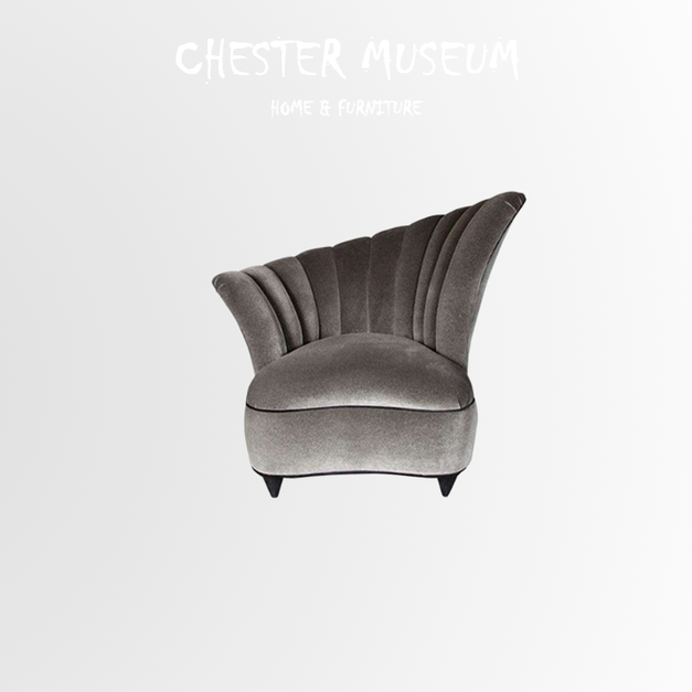 人坐在沙發上左手邊高