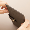 CHENSON真皮 超薄第四代 6卡極薄長夾 外側附獨立零錢袋 可可棕(W23449-D)_6