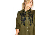 【大尺碼】休閒百搭軍綠風刺繡長版襯衫/洋裝_2