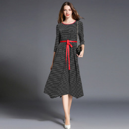 條紋七分袖繫腰中長連身洋裝