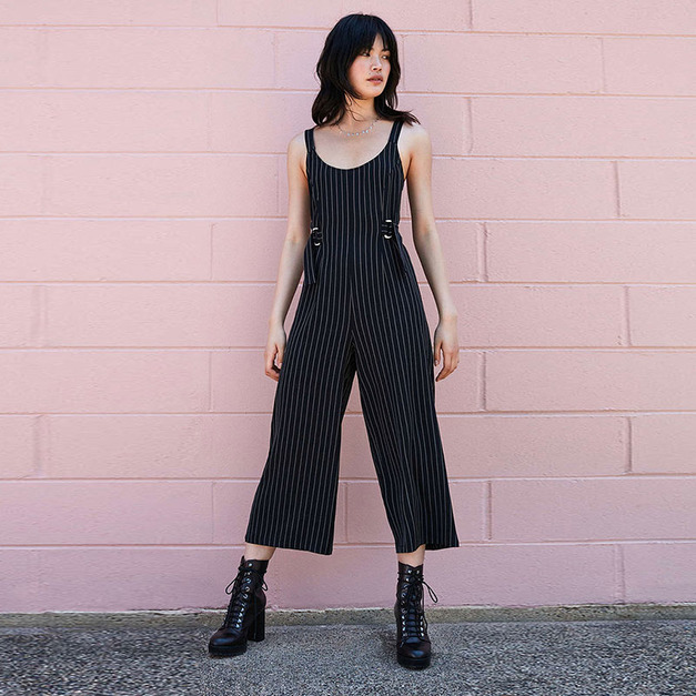 顯瘦直條紋 雙側綁帶修身連身寬褲