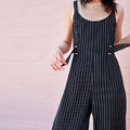 顯瘦直條紋 雙側綁帶修身連身寬褲_2