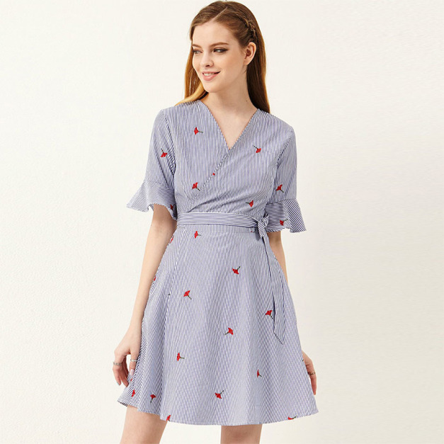 甜美刺繡小花朵 裹身和服式V領A字連身洋裝