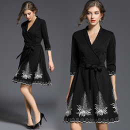 修身顯瘦 V領風下擺繡花A字OL洋裝