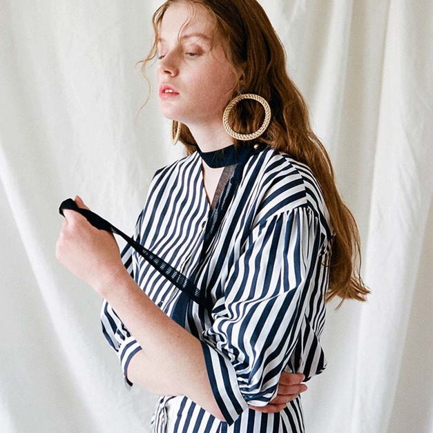 韓風條紋 泡泡袖下擺側開叉V領襯衫洋裝