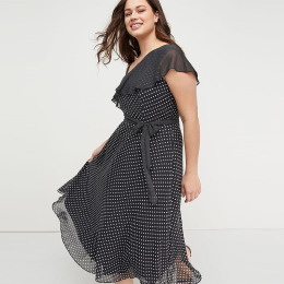 【大尺碼】小露肩 不對稱吊帶荷葉邊點點洋裝