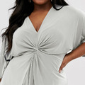 【大尺碼】時尚感扭結設計V領彈力修身上衣_2