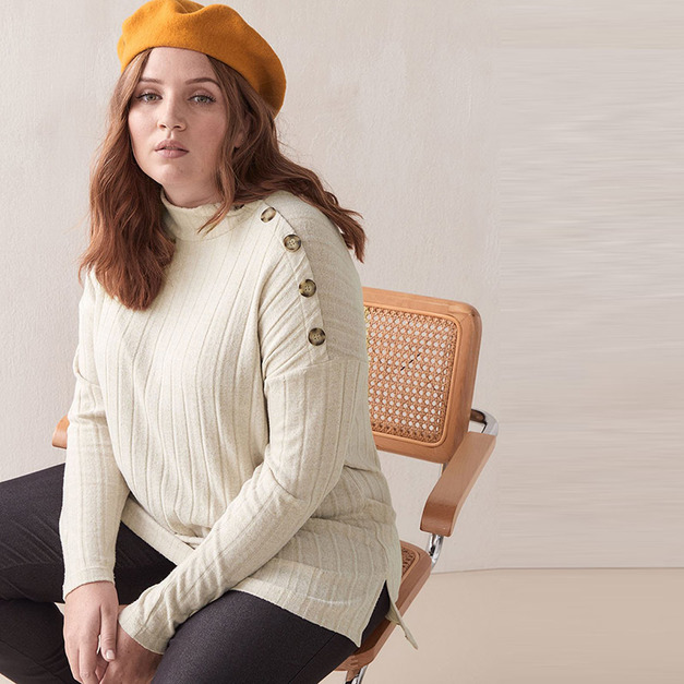 【大尺碼】側邊開叉 小立領條紋針織單肩鈕釦設計毛衣