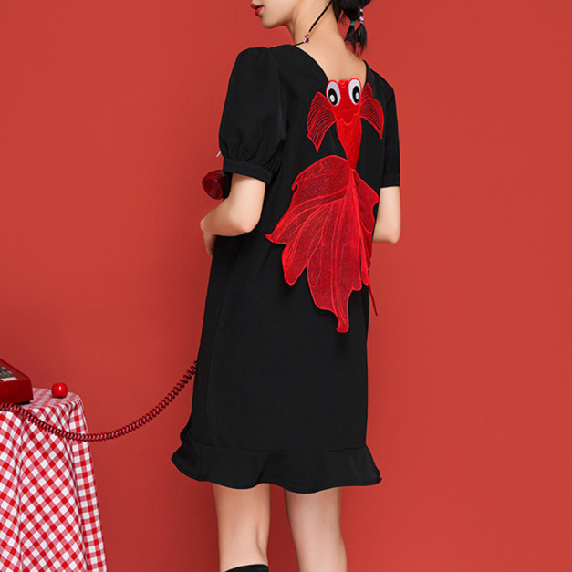 小黑裙森系荷葉邊可鹽可甜泡泡袖洋裝