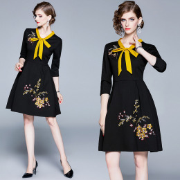 歐洲刺繡修身長袖打底A字裙洋裝