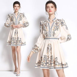 波西米亞風印花手工包扣點綴舒適透氣長袖修身A字洋裝v領