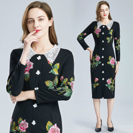 水溶蕾絲翻領原人頭扣重工刺繡收腰包臀開叉洋裝