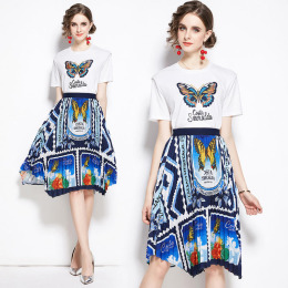 潮流簡約繡花T恤針織衫+印花百褶不規則半身裙